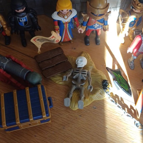 Playmobil 6000 Royal Lion Knights Castle used with extra knights and accessories