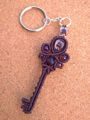 Μπρελόκ *KEY* για κλειδιά, με τεχνη μακραμε χειροποιητο.