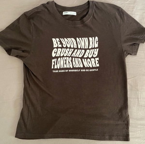 PULL&BEAR καφετί t-shirt «be your own big crush and buy flowers and more”