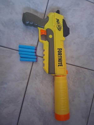 Nerf Fortnite blaster with 5 darts
