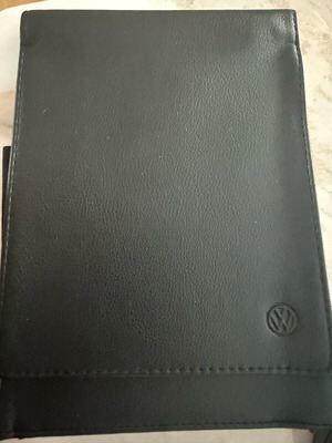 Δερμάτινη θήκη VW για δίπλωμα και έγγραφα αυτοκινήτου σαν καινούργια, μαύρη
