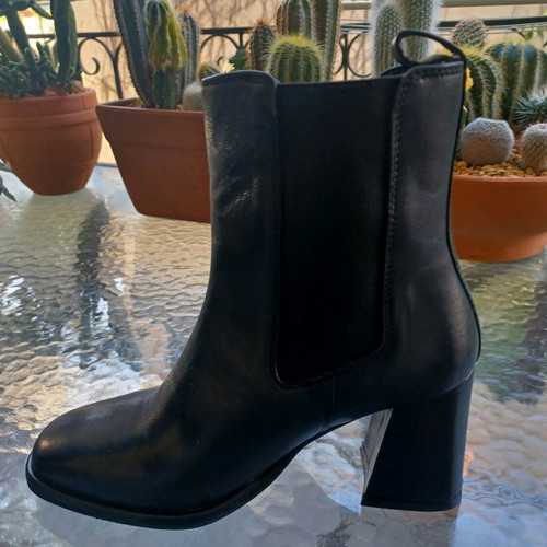 Franchesca Moretti leather ankle boots like new, size 37, black