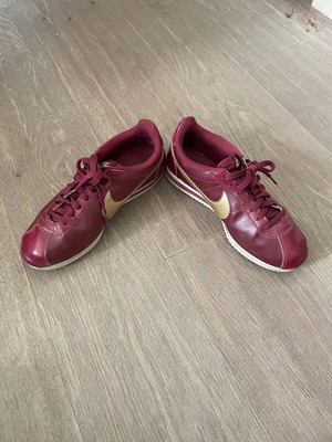 Nike Cortez leather athletic shoes size 40.5 like new, red