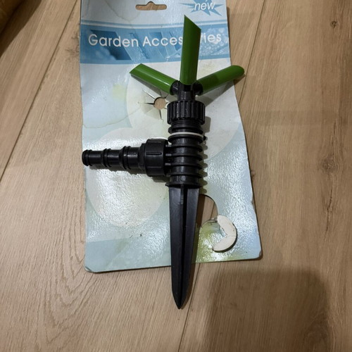 Sprinkler new with damaged packaging, unopened