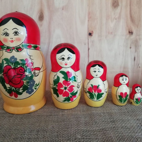 Vintage wooden Babushka 5 dolls like new