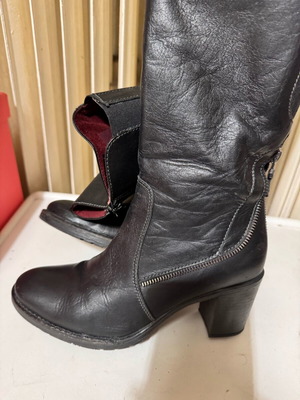 Black leather boot like new, size 39