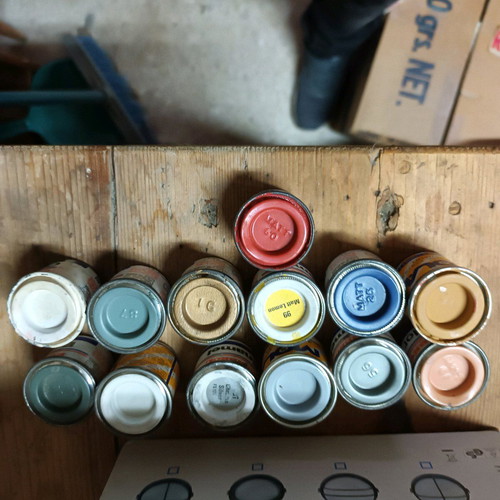 Tamiya and Humbrol model paints like new, 32 pieces