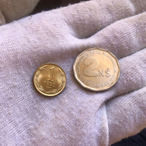 Set of 2 Pesos coins Chile 1990 and Uruguay 1981 like new