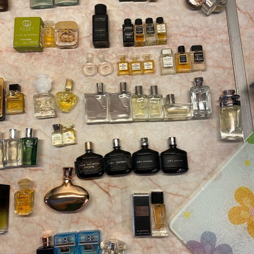 Perfume miniatures like new, all full, 610 pieces