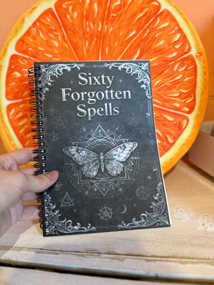 Βιβλίο Sixty Forgotten Spells σαν καινούργιο, gothic βιβλίο ξορκιών με σπιράλ