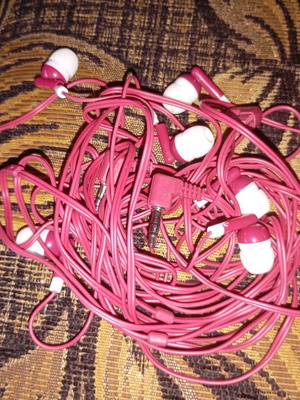 Σετ τρία ενσύρματα ακουστικά in-ear, σαν καινούργια, ροζ με λευκά σιλικονούχα άκρα