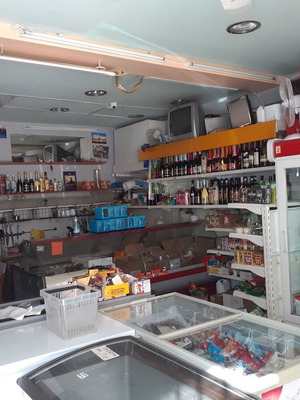 Продава се магазин за вносни храни 34 кв.м с оборудване в Илиуполи