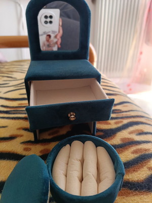 Jewelry box like new, green