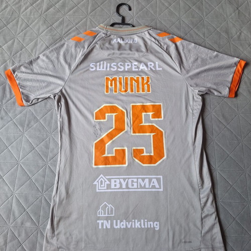 Hummel Aalborg Håndbold Magnus Munk #25 Jersey like new with autograph