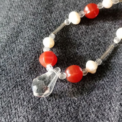 Pendant with agate and pearls used