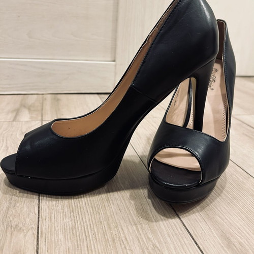 Megias women's elegant high heel shoes black leather like new size 40
