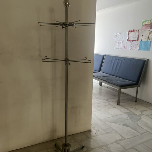 Metal Store Stand like new, adjustable height, chrome frame