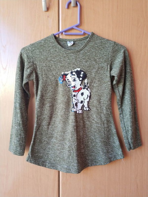 Knitted blouse used with color-changing sequins for 10-year-old girl