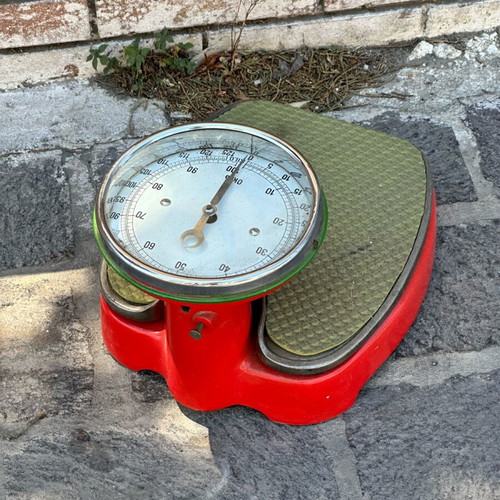 Vintage floor scale used with analog display, red/green