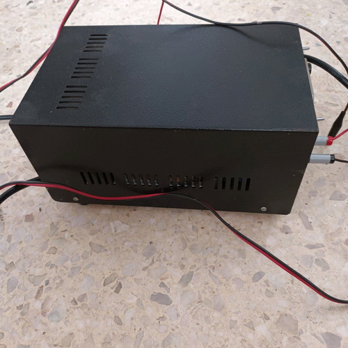 Battery charger like new with dimensions 15x24x13cm
