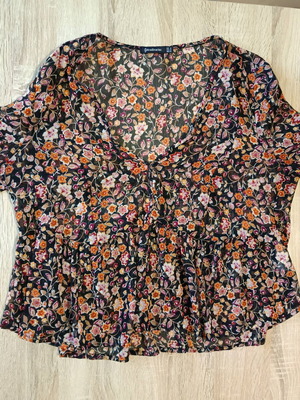 Stradivarius floral shirt like new, size M, black multicolor