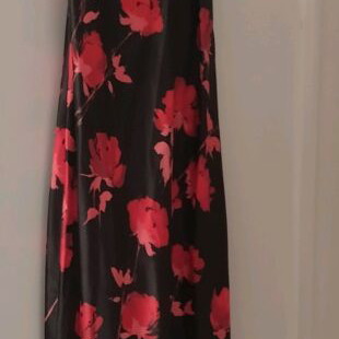 Maxi floral dress like new, size M, black and red