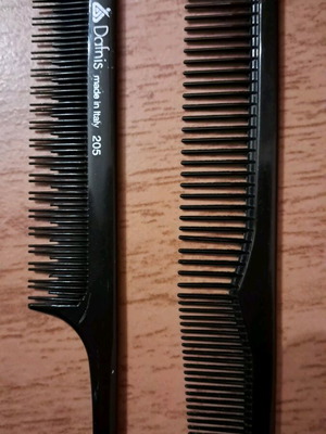 Set of 2 hair care combs like new