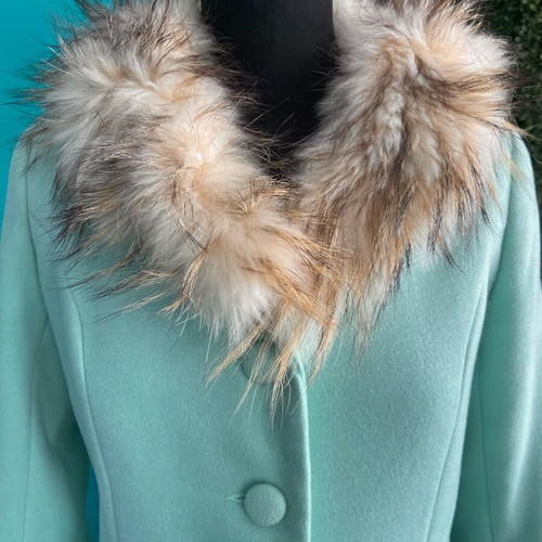 Vintage green coat with beige faux fur collar used