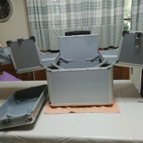 Makeup or manicure transport case used with wheels