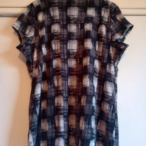 Women's blouse like new with unique design, size XL, black and white