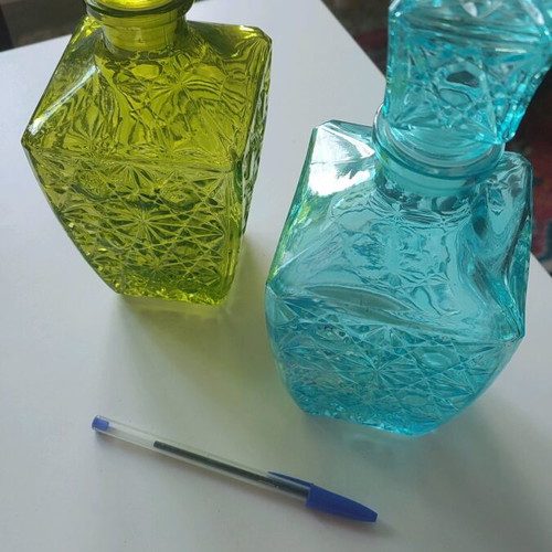 Carafes vintage style, like new, green and blue set of 2