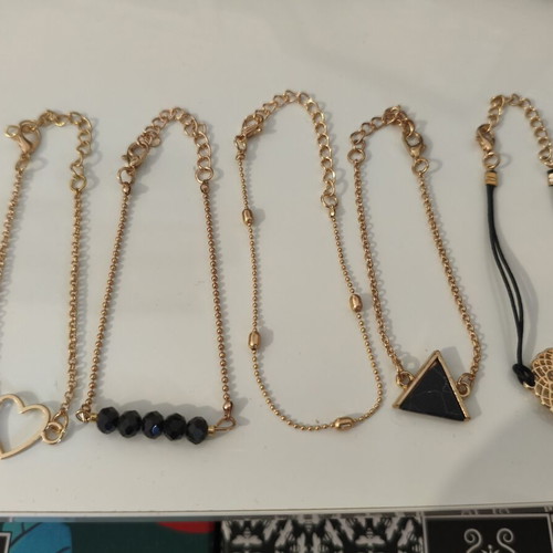 Women's bracelet set 5 pieces new, gold and black