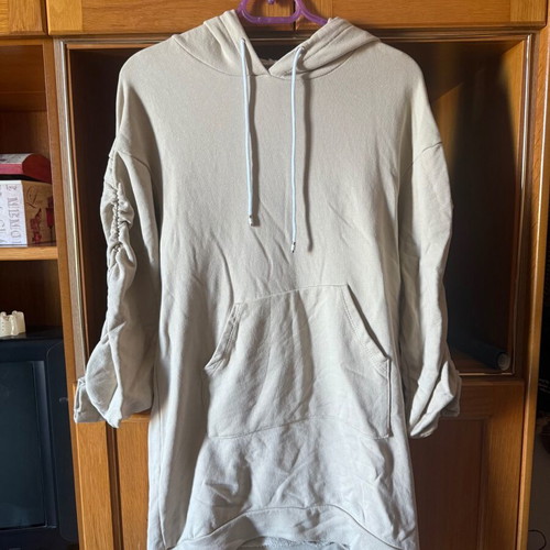 Long beige sweatshirt with unique sleeves new, size L