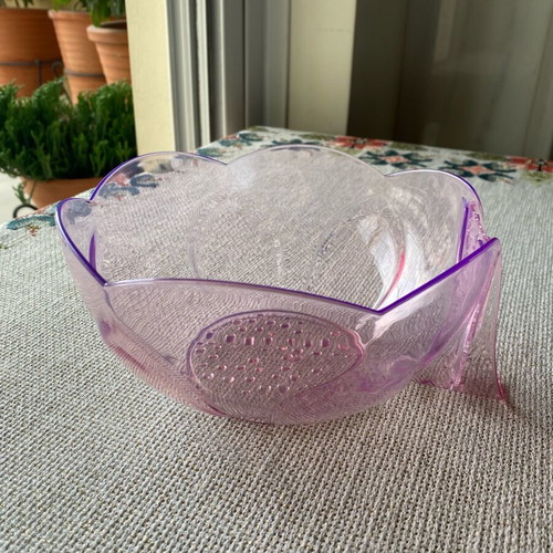 Plastic Daisy Bowl like new that looks like glass