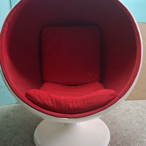 Armchair like new, height 130 cm, red fabric