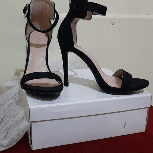 Ideal Shoes black suede high heel sandals size 39 like new
