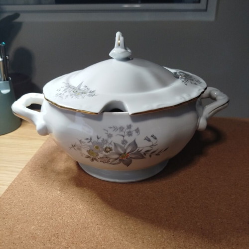 Porcelain soup tureen used, height 20 cm, width 33 cm