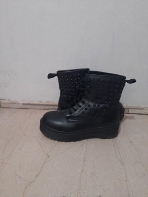 Black ankle boots like new with decorative studs, size 38