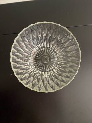 Glass bowl used, 20 cm diameter