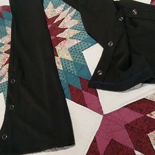 Black pants like new with buttons at the hem