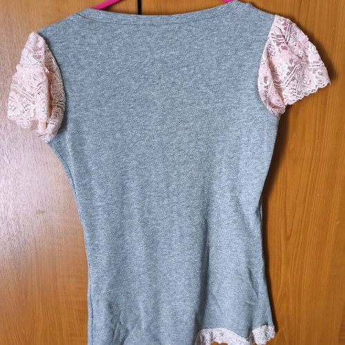 Rib short-sleeve blouse like new with lace and bow details