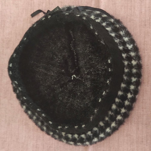 Women's beret hat like new, black and white