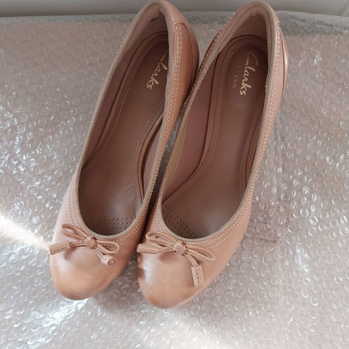 Clarks women's leather beige pumps like new size 37.5