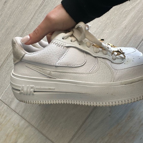 Nike sneakers used with removable jewelry, size 37.5