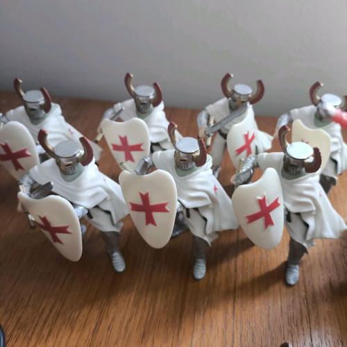 Knight figures set like new, 16 pieces with dragon