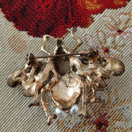 Bee brooch with rhinestones and pearls new