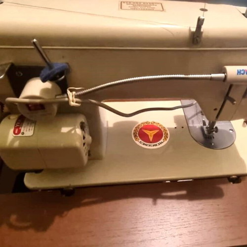 Mercedes sewing machine like new with table base