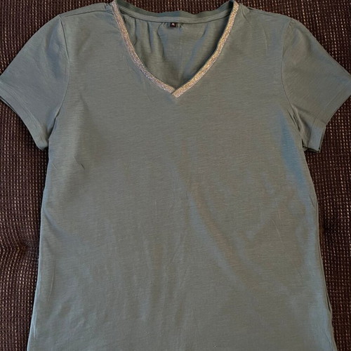 T-shirt with V-neck and silver detail, like new, turquoise