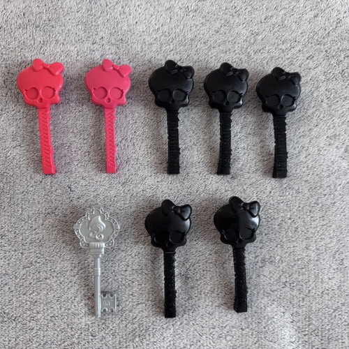Monster High and Ever After High combs lot used