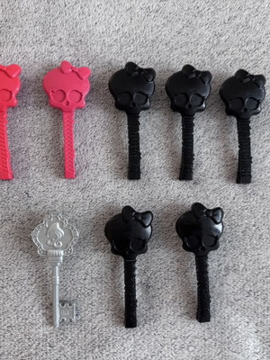 Monster High and Ever After High combs lot used
